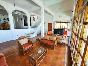 埃斯孔迪多港卡萨莱别墅的客厅配有桌椅和电视