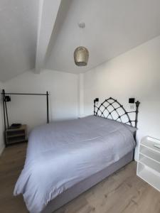 巴克斯顿Fern House - free off road parking included的卧室配有白色的床和灯