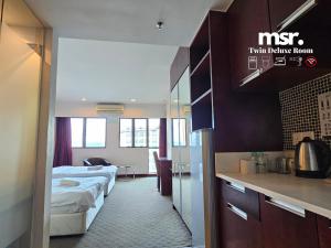 哥打京那巴鲁Kota Kinabalu City Ensuite by MSR at SCSP Ming Garden的酒店客房带一张床和一个厨房