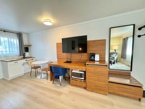 尤克卢利特Ukee Peninsula Motel的客房设有一张带电视和镜子的书桌。