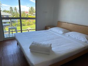 苏瓦Easy Apt的卧室设有白色的床和大窗户