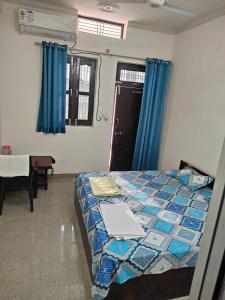 AyodhyaHari Kripa Sadan的一间卧室配有一张带笔记本电脑的床