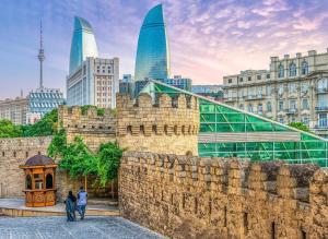 巴库Revelton Baku Studios的享有巴库市(baku)和高楼的景致。