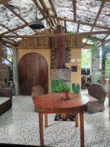 MalaybalayBliss Accommodation的客厅设有桌子和木门。