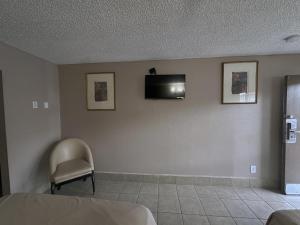 拉斯维加斯银河酒店的一间房间,墙上有椅子和电视