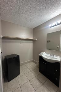 拉斯维加斯银河酒店的一间带水槽和镜子的浴室