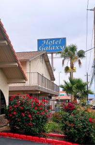 拉斯维加斯银河酒店的鲜花盛开的建筑前的酒店画廊标志