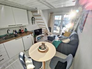 布莱顿霍夫Tiny float home Brighton的一个带桌子的小客厅和一间厨房