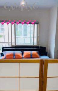 东京平和岛民宿的床上有两个橙色枕头