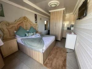 哈曼斯克拉尔Kea-Resort in Hammanskraal next to Dinokeng Game Reserve的小卧室配有带蓝色枕头的床