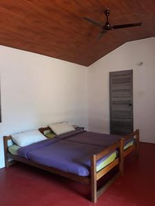 VaragampadiTranquilandia的一间卧室配有一张带吊扇的床