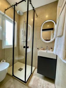 里斯本Stylish City Apartment - Top Stay!的带淋浴、盥洗盆和卫生间的浴室