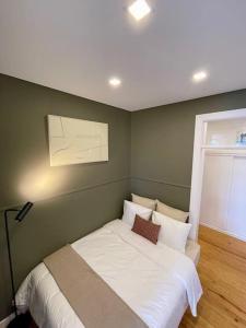 里斯本Stylish City Apartment - Top Stay!的卧室配有白色的床和窗户