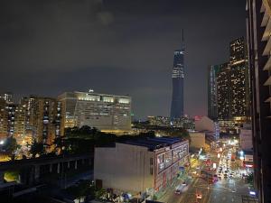 吉隆坡hotel bintang的城市天际线,夜晚有高耸的摩天大楼