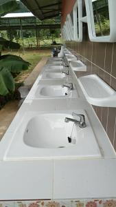Ban Khlong Kathonศูนย์สัมมนาอาร์มทอง的公共厕所里一排白色的水槽