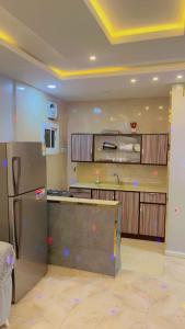 Yanbu Al Bahrشاليهات الساحل الغربي的厨房配有不锈钢冰箱和木制橱柜