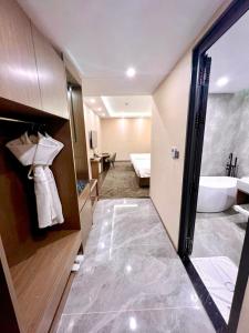 胡志明市Wah Fu Hotel的客房设有带浴缸和盥洗盆的浴室。