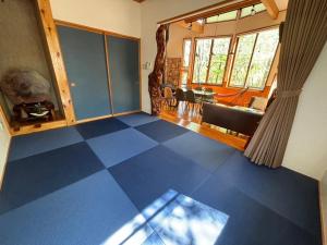 那须町スイートヴィラ NASU四季リゾート的客厅铺有蓝色瓷砖地板。