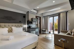 干尼亚Nival Luxury Suites的一间带大床的卧室和一间客厅