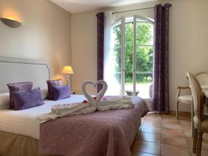 卡尔卡松Hôtel La Bastide Saint Martin的一间卧室配有一张带两个天鹅的床