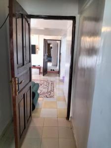 拉穆Olympic Lamu sea front house - 2 bedroom All ensuite的走廊,设有通往客房的开放式门