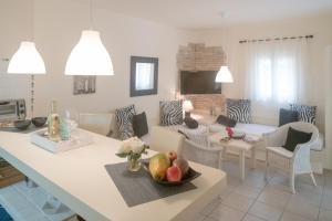 米乔尔海滩Bungalows Casa Amarilla的厨房以及带一碗水果的桌子的客厅。