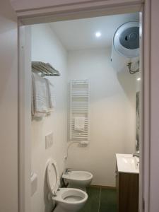 列蒂Paolessi House的白色的浴室设有卫生间和水槽。