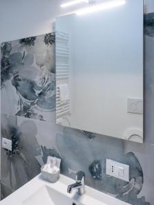 列蒂Paolessi House的一间带水槽和镜子的浴室