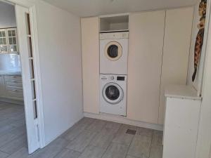 斯楚厄Hus med 10 soveplads的洗衣房配有洗衣机和烘干机