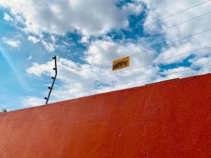 基多Villa Mirlo – Escondite de Lujo en Quito的墙上的黄色街道标志