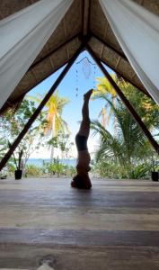 爱妮岛Harmony Healing Project - Connect With Your Divinity的站在帐篷中的女人,手臂在空中