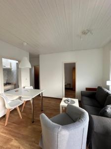 达默Feriengarten Dahme W 15的客厅配有沙发和桌子