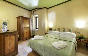 阿尔卑斯俱乐部酒店客房内的一张或多张床位