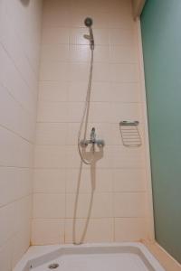 KedungbarukSkysuites Residence的带淋浴的浴室