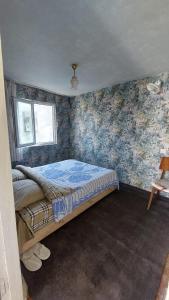 西格纳吉Guesthouse Angelina-Koko的壁纸客房内的一间卧室配有一张床