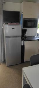 乌伊斯特勒昂Mobil Home 3 chambres的小厨房配有冰箱和微波炉。