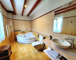 圣维森特-德拉巴尔克拉La Panera的带浴缸、盥洗盆和卫生间的浴室