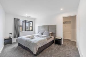 堪培拉O‘Connor 3 bedroom Townhouse in Canberra的一间卧室设有一张大床和一个窗户。