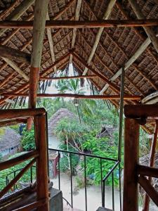 米查维Karibu Paradaizi的从稻草屋顶建筑的内部欣赏美景