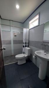 Ban Tha MakGreen Country Park Resort的一间带卫生间和水槽的浴室