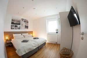 魏尔堡Gemütliches Apartment erstes OG NEU的一间卧室配有一张床和一台平面电视