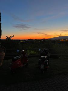 蒙托波利因瓦尔达尔诺Residence Montevecchio的两辆摩托车停在日落前