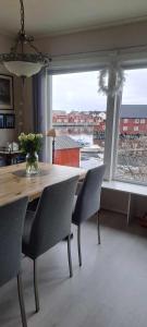 斯沃尔韦尔Kule gule huset的餐桌、椅子和大窗户