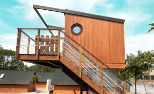 哈卡El Arrebol Comfort Camp的树屋,设有螺旋楼梯