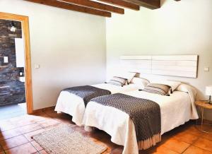 圣维森特-德拉巴尔克拉La Panera的白色墙壁客房的两张床