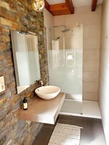 圣维森特-德拉巴尔克拉La Panera的一间带水槽和玻璃淋浴的浴室