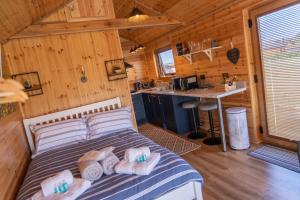 霍利黑德Beautiful Log Cabin with hot tub的小木屋内一间卧室,配有一张床