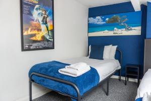 利兹2 Bed House - Sleeps 6 Perfect for Families and Contractors的卧室配有一张带电影海报的壁床。