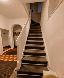 韦策Guesthouse in Weeze的一条有黑色楼梯的楼梯