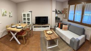 别尔萨Apartamento Rosa Bielsa的客厅配有沙发和桌子